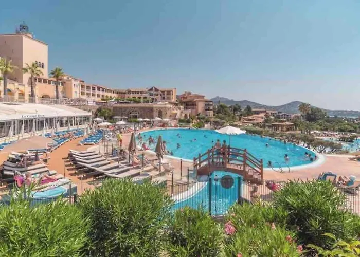 2p With Pool Near The Sea