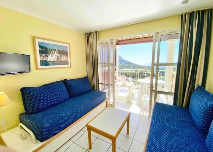 2p With Pool Near The Sea Apartment